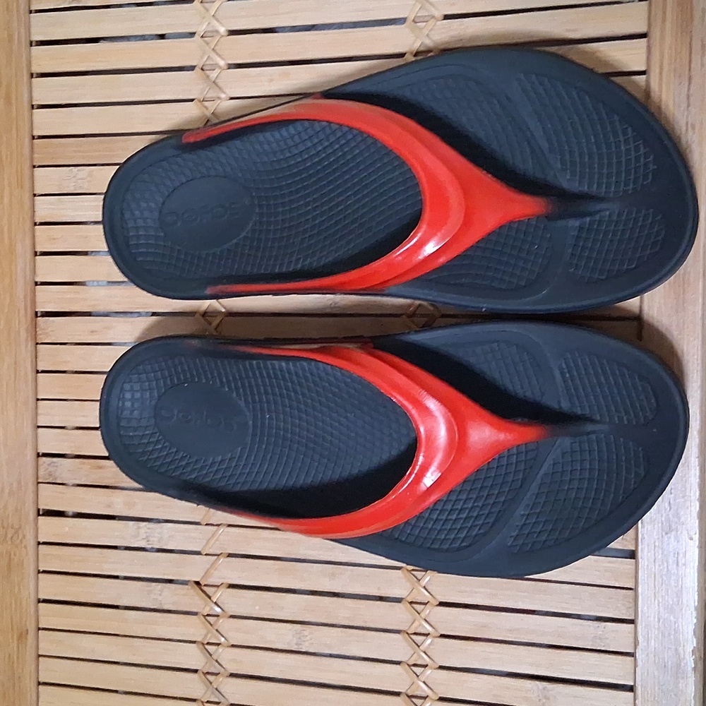 🌹❤OOFOS Red/Black Recovery Toe Post Sandals GreatbArch Support! Size W-6 EU-37